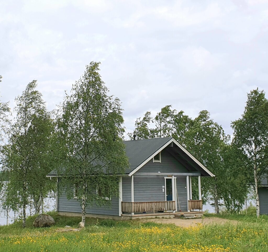 Pieni mökki kesällä