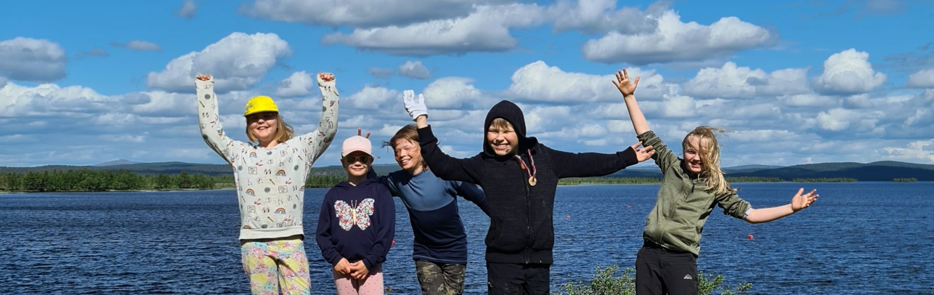 Ryhmä nuoria järven rannalla Inarin Vasatokassa.