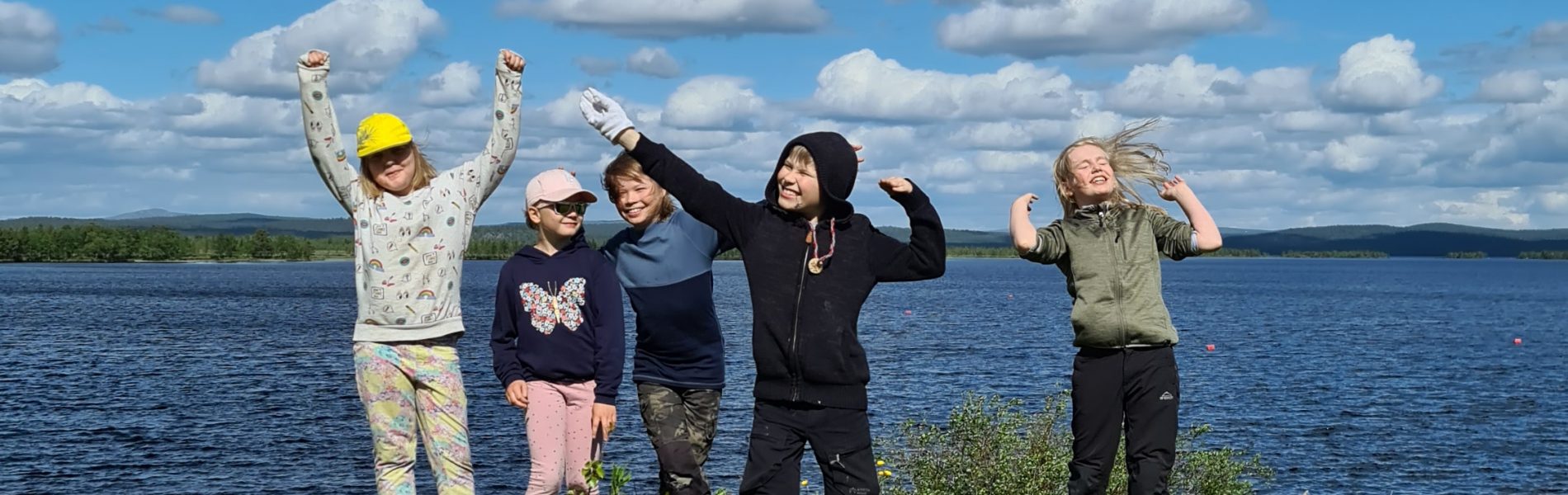 Ryhmä nuoria järven rannalla Inarin Vasatokassa.