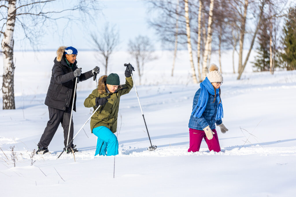 Nuoria kävelemässä lumikengillä