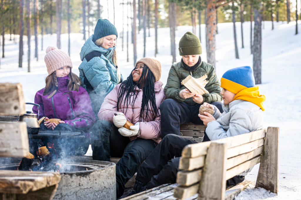 Nuoria nuotion äärellä