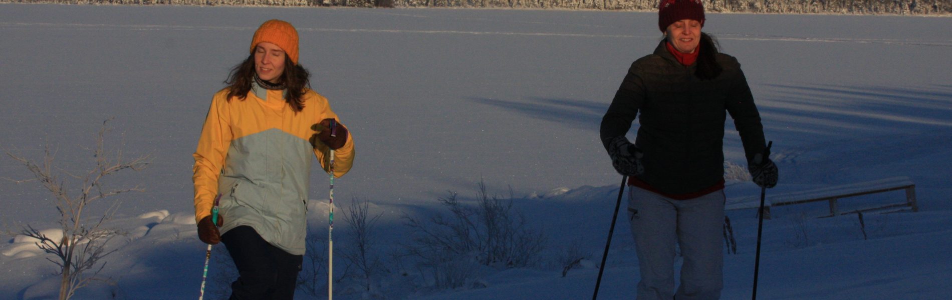 Kaksi ihmistä lumikenkäkävelyllä Inarin Vasatokassa.
