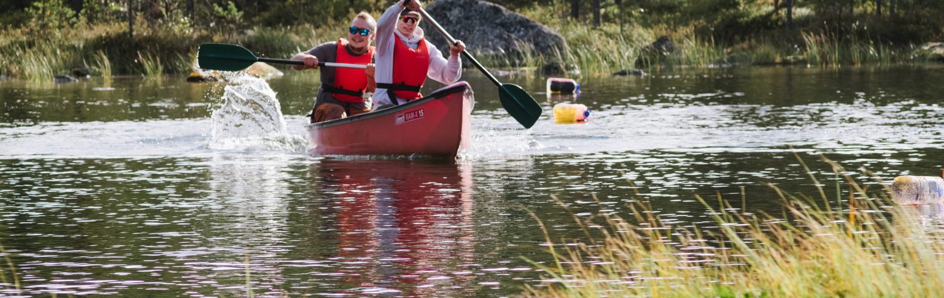 Wild Vasatokka Race -kilpailussa kaksi naista melomassa kanootilla.